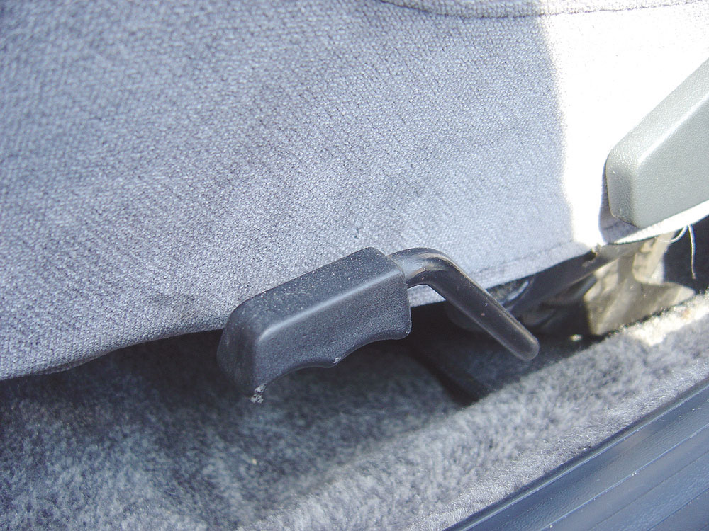 Discreta alavanca na lateral do banco do motorista servia para regular a altura do assento 