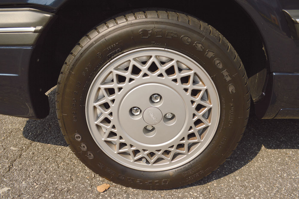 Os projetistas da Ford estavam num dia muito inspirado quando desenharam as belas rodas raiadas aro 14 da versão Ghia