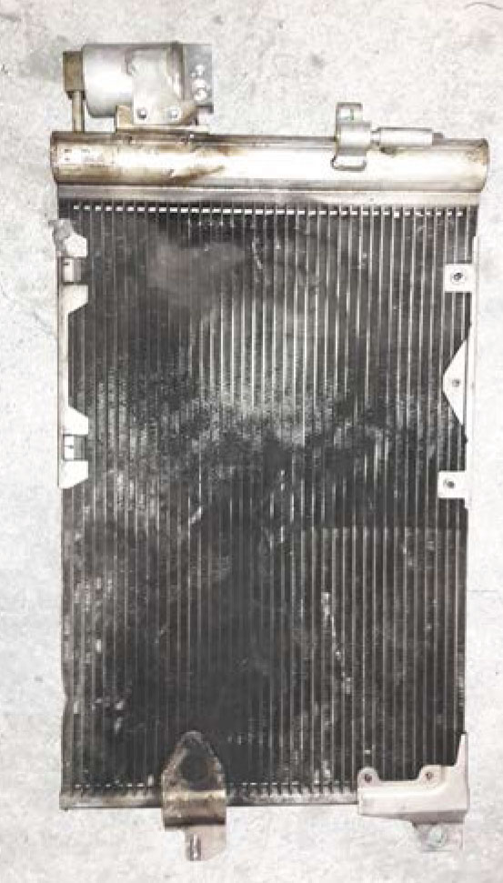 Foto do condensador do Astra/Zafira modelo antigo até 2006, com o filtro secado acoplado na saída do mesmo