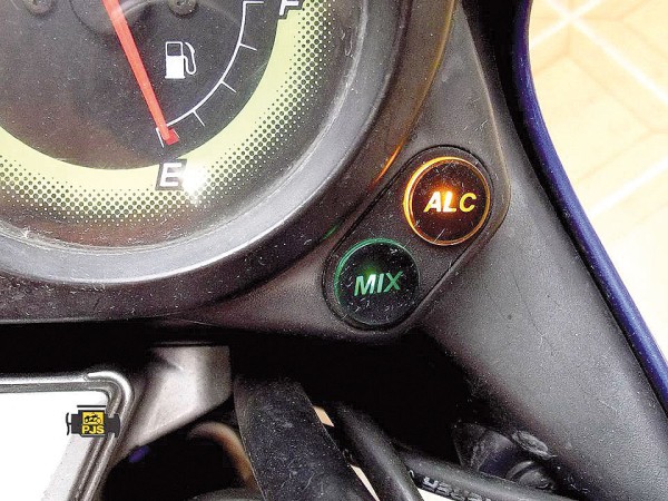 luzes “MIX” e “ALC” indicação de mistura de combustíveis álcool e gasolina