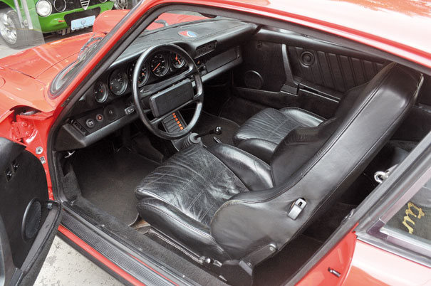 O interior refinado com direito a bancos de couro, vidros elétricos e rádio toca-fitas, em nada o 911 turbo lembra as origens das pistas de corrida