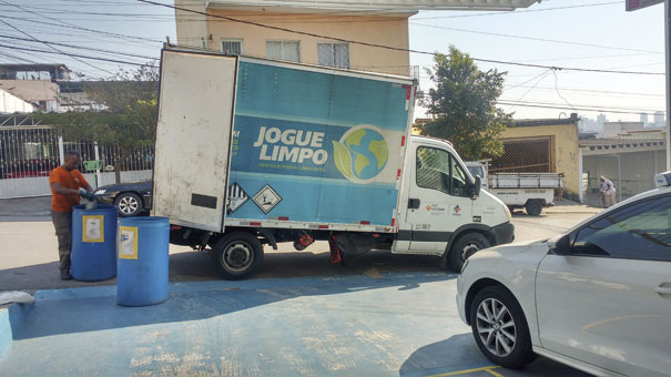 Caminhão retirando os recicláveis da oficina