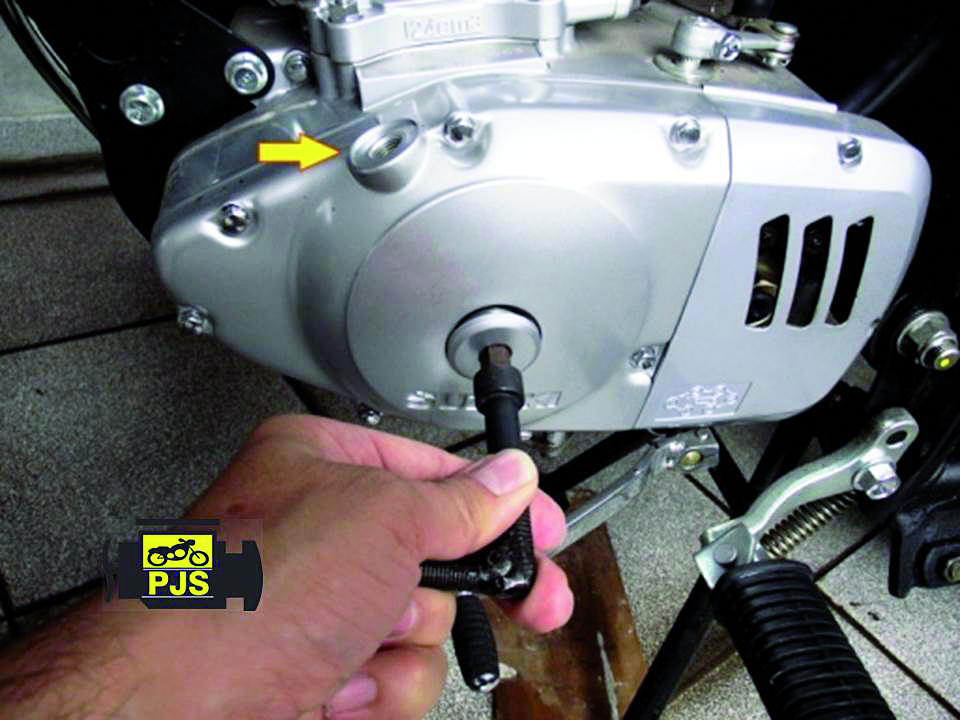 Fig. 6 – Tampa lateral esquerda do motor, visor de verificação de ponto “T” – motocicleta Suzuki Intruder 125