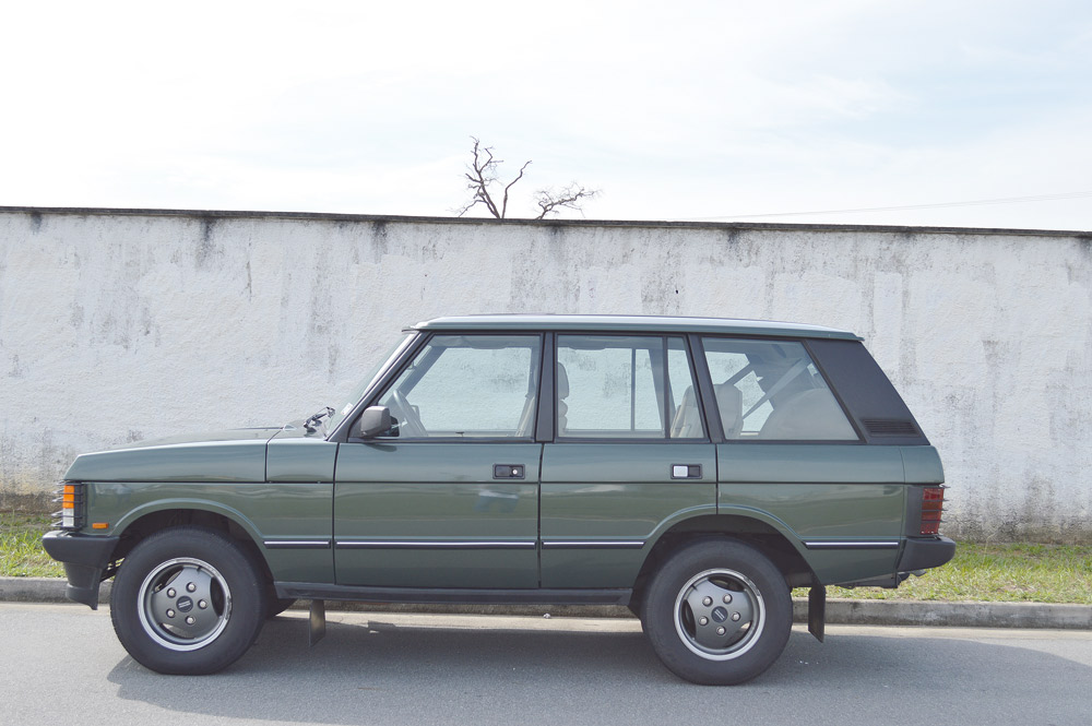  Após duas décadas na mesma geração, o Range Rover preservava seu estilo, mas estava mais confortável; carroceria de cinco portas vinha em 1981 e logo ganhava a preferência dos compradores