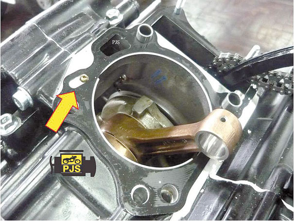 Carcaça inferior e os componentes do motor - Kawasaki Ninja 500