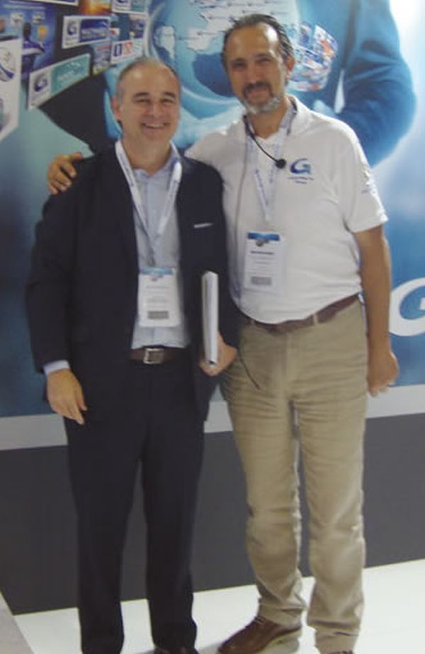 Luiz Sergio Alvarenga (Sindirepa Nacional) e Simone Guidi (Grupauto) responsável pelo marketing da rede Punto Pro na Itália