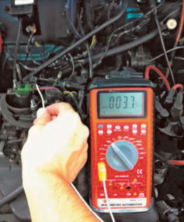 Fig 10 – Termopar ligado ao Multímetro e sua ponta posicionada em um ponto do Motor para verificação de temperatura
