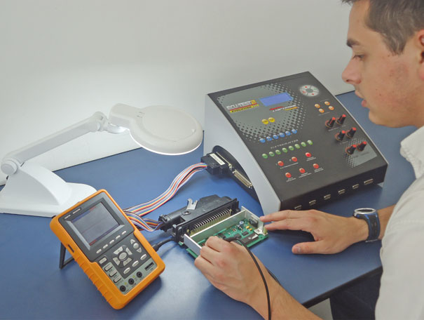 Fig. 10 – Realizando testes com osciloscópio e simulador em módulo de injeção eletrônica