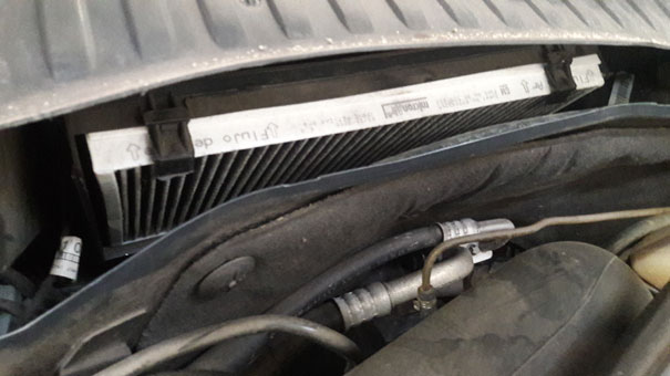 Foto do sistema de filtro de cabine do GM Corsa Hatch: Um exemplo de modelo de sistema de filtragem de somente ar externo, não tendo filtragem do ar interno