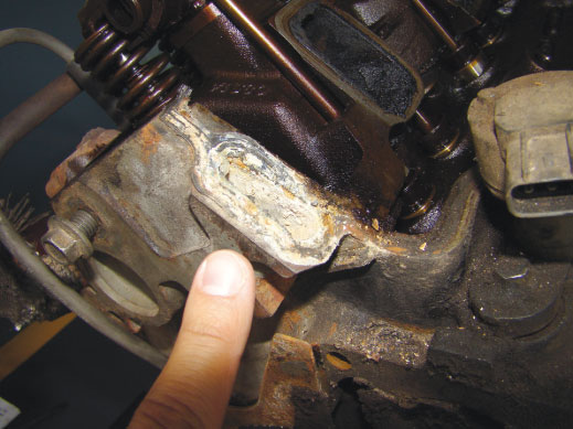 Corrosão entre o bloco do motor e sub-coletor foi o principal local a apresentar vazamentos do líquido de arrefecimento. Sua localização (na parte de trás do motor) exigiu a remoção por completo