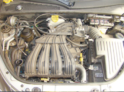 Ao mesmo tempo em que o cofre do motor oferece espaço para a manutenção, alguns itens apresentam acesso dificultado
