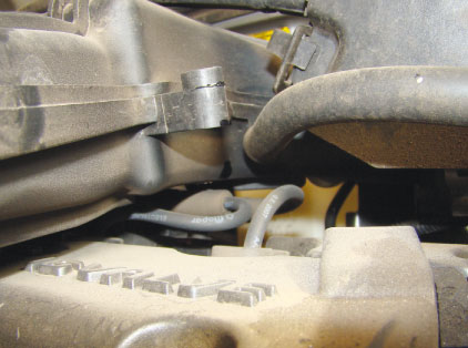 Ao mesmo tempo em que o cofre do motor oferece espaço para a manutenção, alguns itens apresentam acesso dificultado
