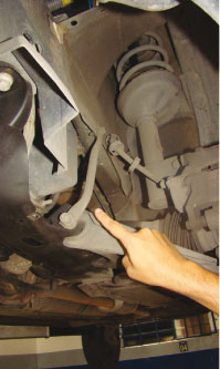 O reparador deve manter a haste de apoio entre a bandeja e a lataria, caso contrário o veículo apresentará ruídos ao passar por irregularidades