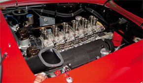 O motor da Ferrari 250 GTO, de 1962, é um V12 de três litros, alimentado por seis carburadores