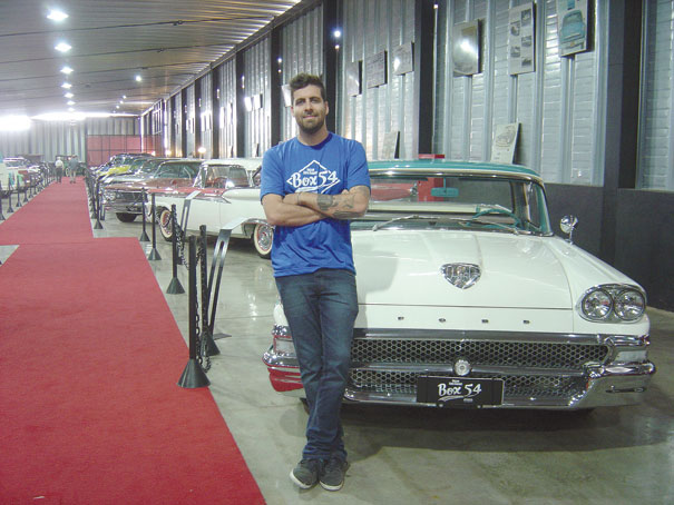 Assim como seu pai, Luis Cardoso é um apaixonado por carros antigos; na imagem ele posa em frente ao seu xódo, a Ford Ranchero 1958 
