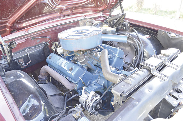 O motor V8 de 4,8 litros e 190 cv até hoje atrai uma legião de fãs que ajuda a propagar a fama do Ford Galaxie