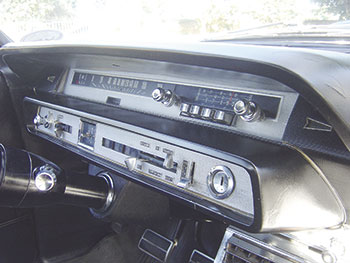 O painel de instrumentos em “dois andares” era típico dos carros norte-americanos dos anos 60 