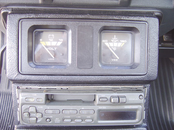 Console central era o mesmo do Passat Pointer, com voltímetro e marcador de temperatura do óleo