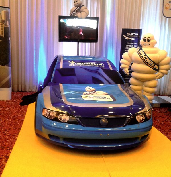 Carro com simulador da Michelin que será utilizado para testes de velocidade nas universidades brasileiras