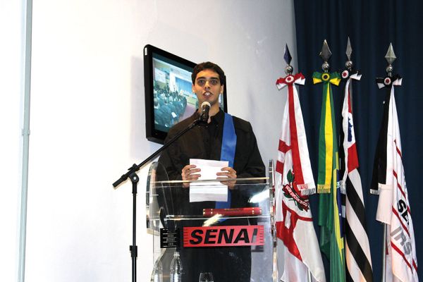  Orador da turma Henrique Martim Ramos durante discurso