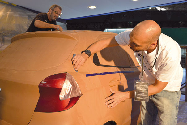 Chamado de Clay, a argila plástica sintética é utilizada para modelar o carro