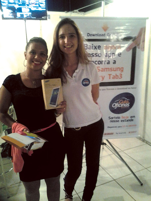 (esquerda) Ganhadora do tablet, Vanessa Melo Faria de Lima, (direita) Eduarda Tadra, agente de relacionamentos do Guia de Oficinas Brasil