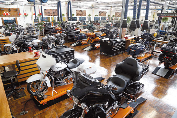 O espaço concentra 12 postos de trabalho individuais, cada um equipado com motocicleta e ferramentas