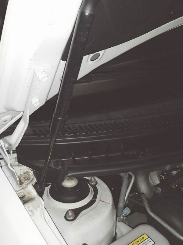 Vantagem: a tampa do capô tem amortecedores, proporcionando maior segurança e comodidade na hora de mexer no cofre do motor
