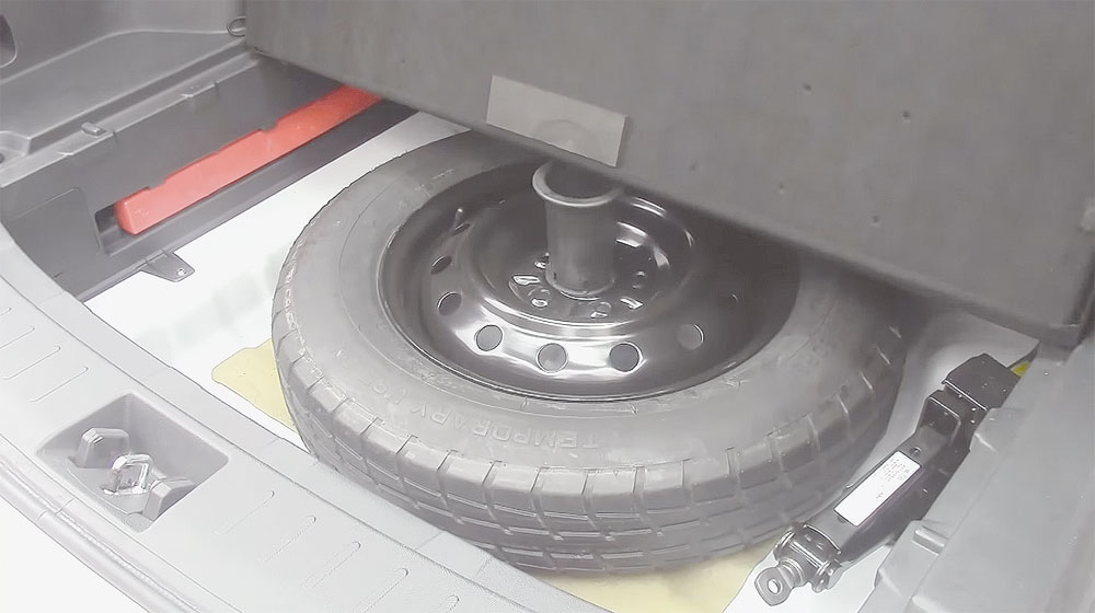 Bagageiro perde muito espaço sem necessidade: suporte que segura o assoalho, acima do pneu sobressalente, tem cerca de 10 cm