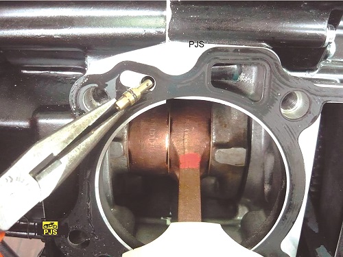 Motor em “V” sinal de vazamento na parte inferior do cilindro traseiro