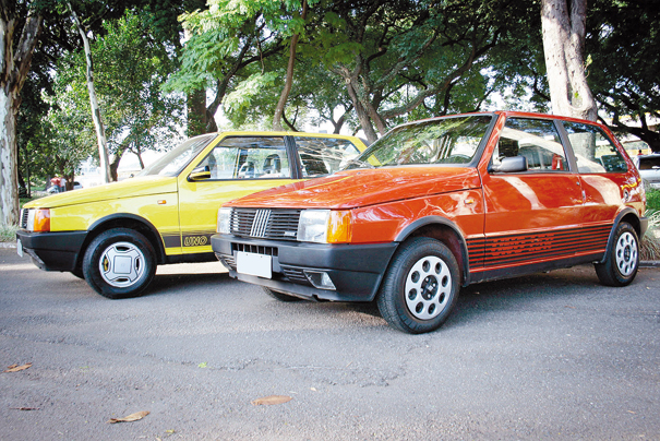 Uno 1.5, 1987 (vermelho) e 1989 (amarelo), o modelo esportivo da Fiat tinha visual mais elaborado, determinado pelos detalhes como faixas laterais e faróis auxiliares, algo típico dos anos 80