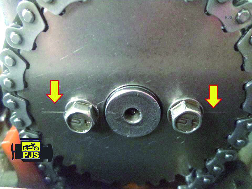 Fig. 3 - engrenagem de comando de válvulas, linha de referência de paralelismo com a superfície do cabeçote - Motocicleta: CG 150 Titan