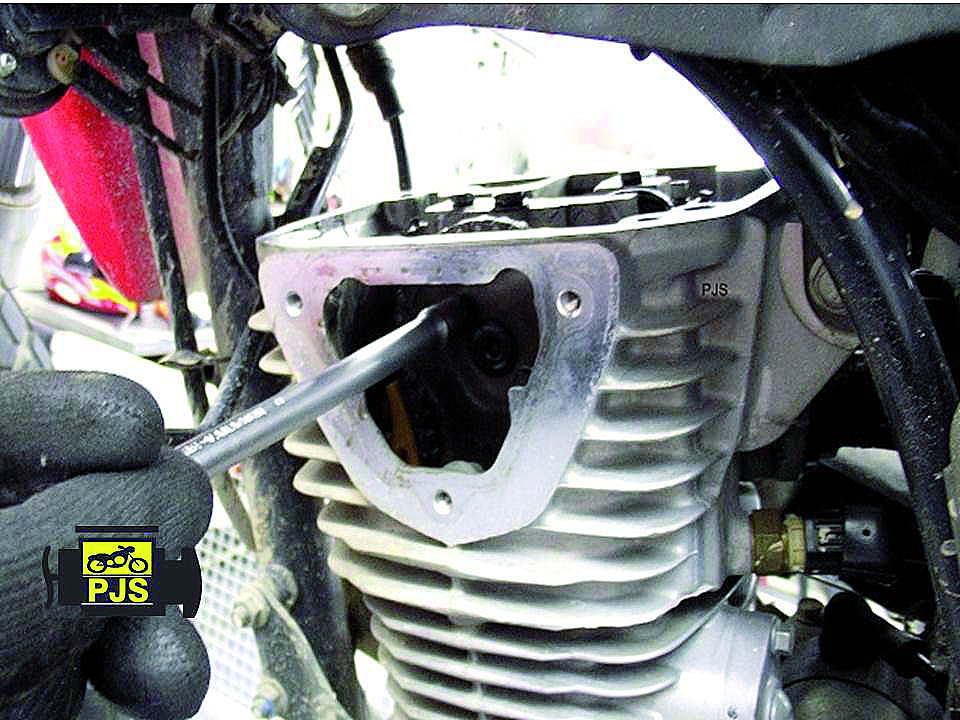 Fig. 4 -Cabeçote monobloco, acesso à engrenagem do comando de válvulas – Motocicleta: Titan/Bros 160