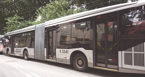 Capitais como São Paulo criam leis que determinam que as frotas dos ônibus que operam no sistema do transporte coletivo de passageiros tenham sistema de ar refrigerado para manter e atrair mais pessoas