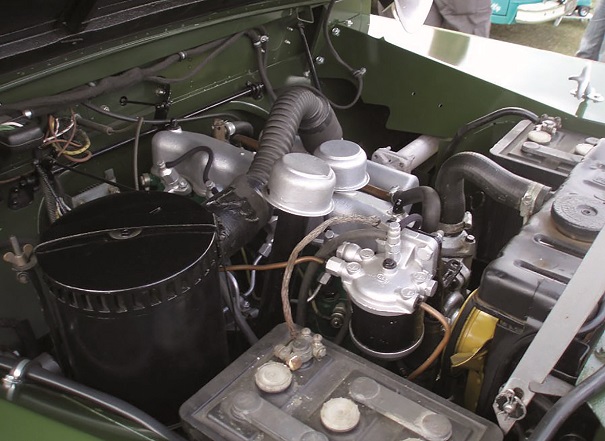 Motor Diesel de 1959 montado em um Land Rover Série 2 do mesmo ano, o bloco e o cabeçote eram comuns para o motor Otto (gasolina) e Diesel, mudando somente os pistões. 