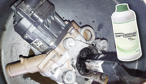 Efetuando a limpeza em Válvula EGR da Fiat Ducato, usando produto apropriado para dissolver fuligem do Diesel